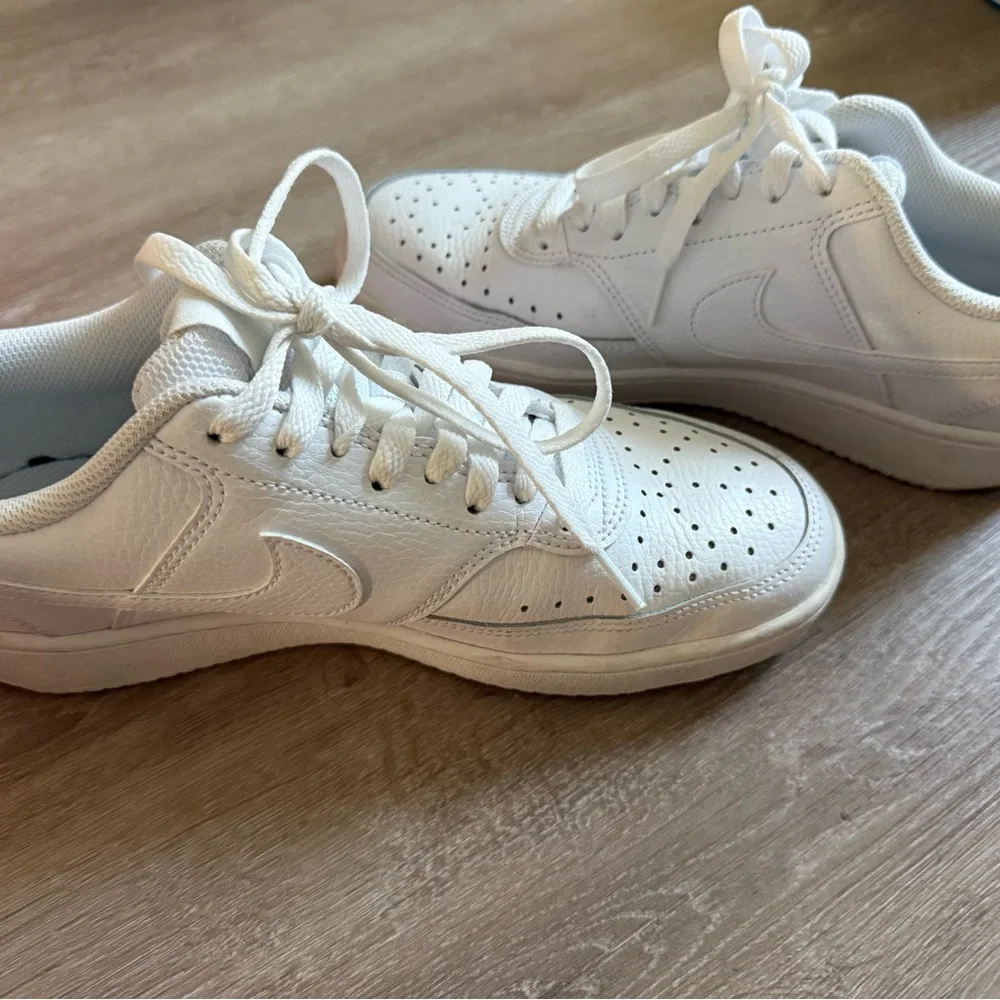 Nike WMNS NIKE COURT VISION LOW All-White - Picture 8 of 9